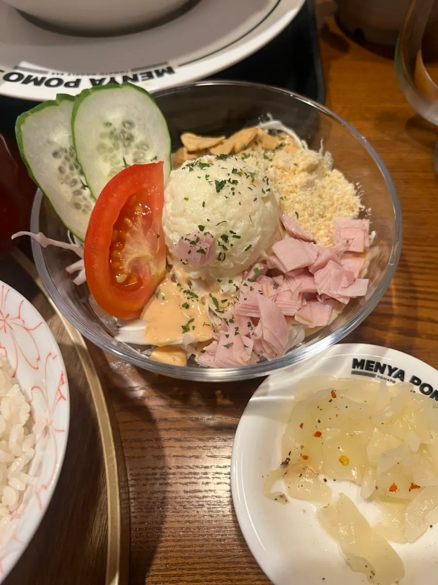 흰밥과 함께 나온 경양식 스타일 돈가스정식