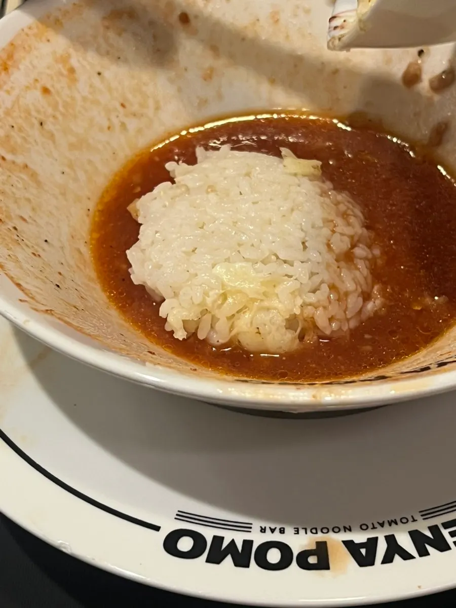 다진마늘과 크러시드페퍼를 넣어 커스텀한 토마토라멘