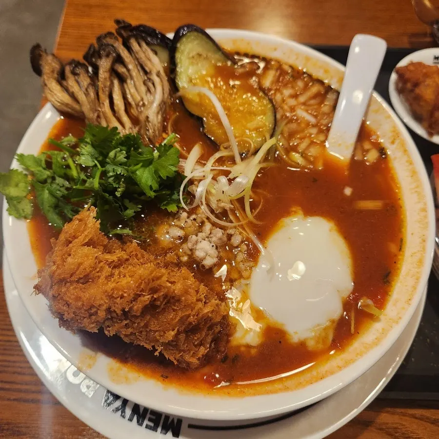 Vivid red broth of the basic tomato ramen