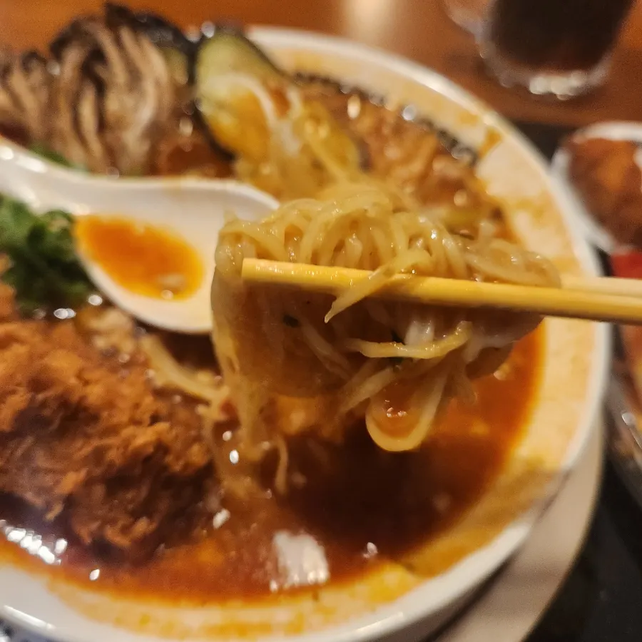 Thin fresh noodles soaked in tomato broth