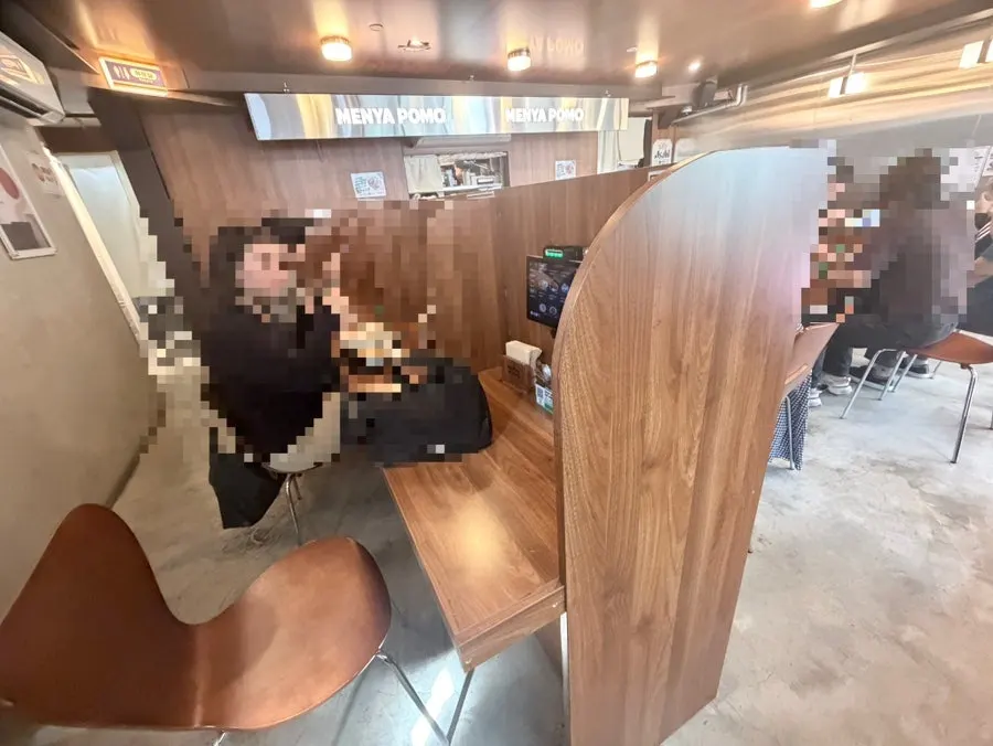 Partitioned single-seat solo dining booth