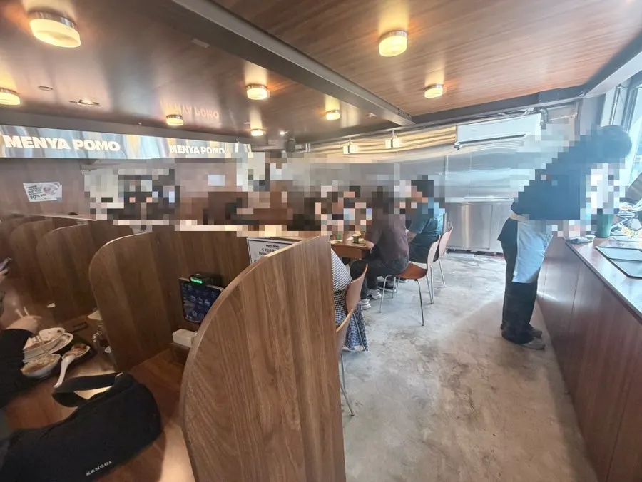 Interior of Menya Pomo Seongsu Branch, like a study room