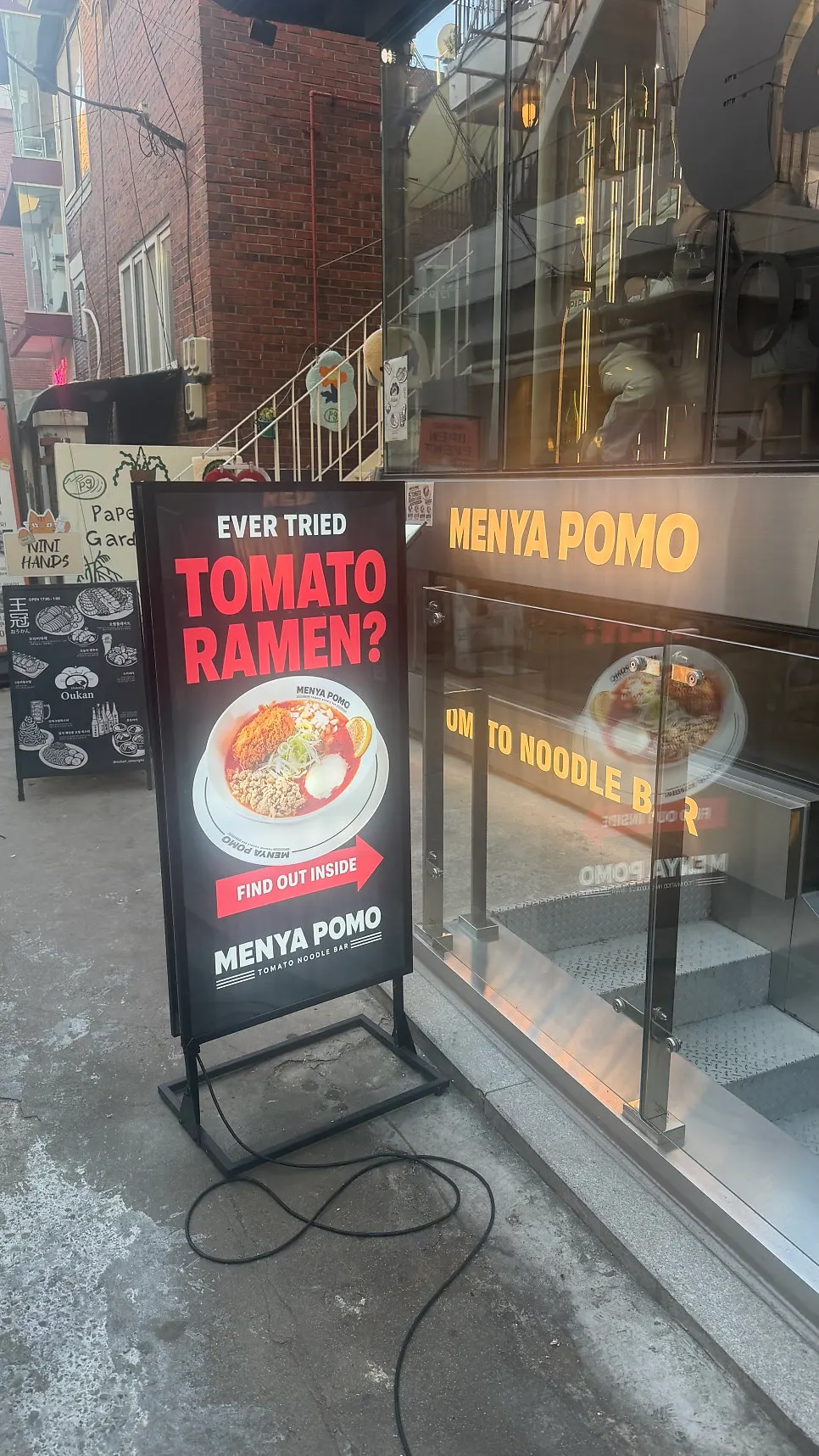 Exterior of Menya Pomo Seongsu Branch in the Yeonmujang-gil alley