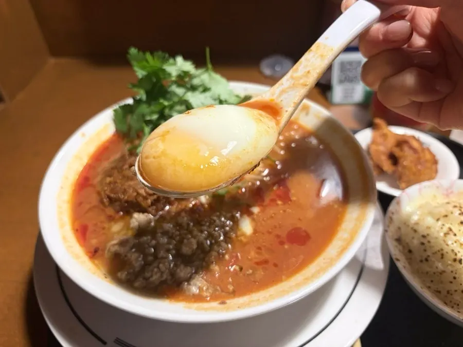 붉은 토마토 라멘 국물