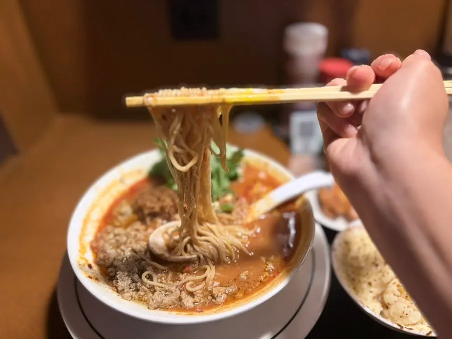 라멘 면발과 고기 고명, 반숙란