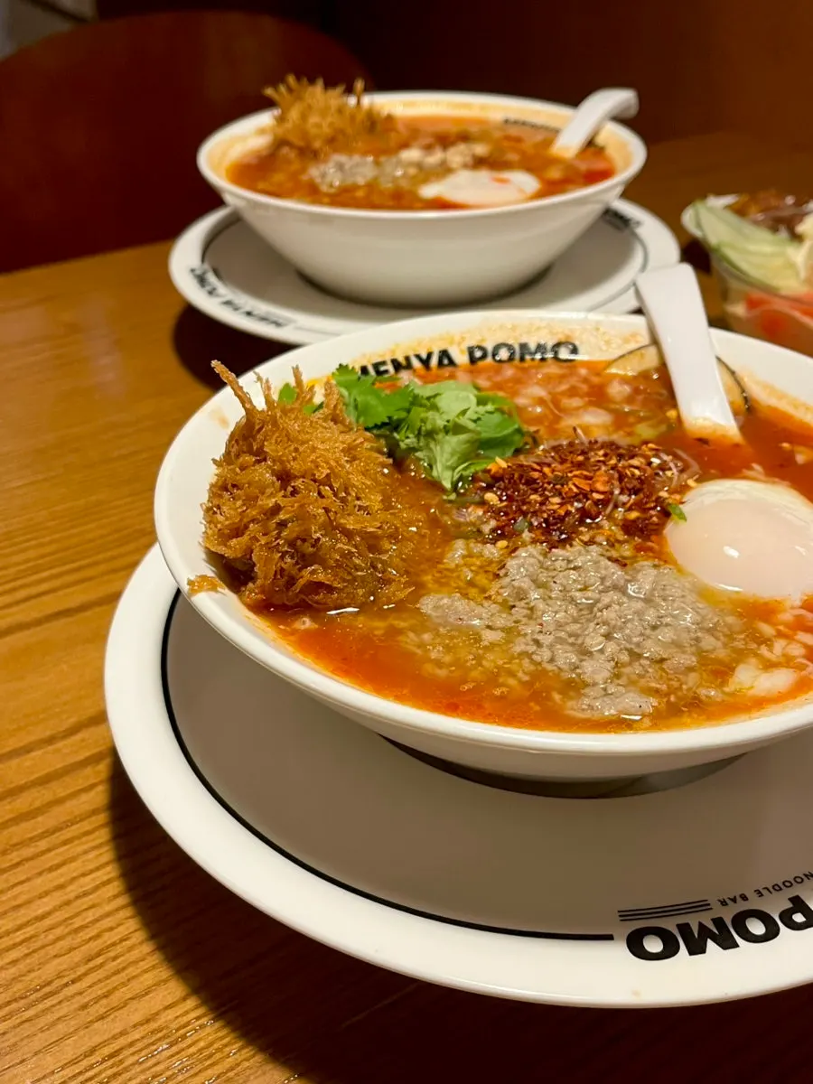 먹고 있는 똠양 토마토라멘