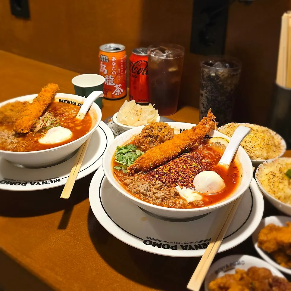 테이블에 차려진 라멘 세트와 사이드