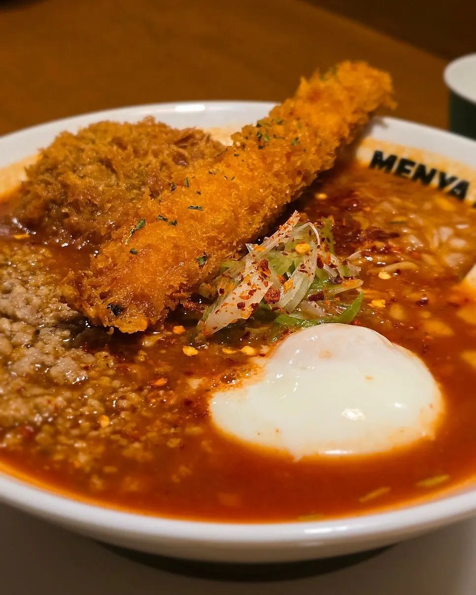 왕새우튀김을 올린 인도 토마토라멘