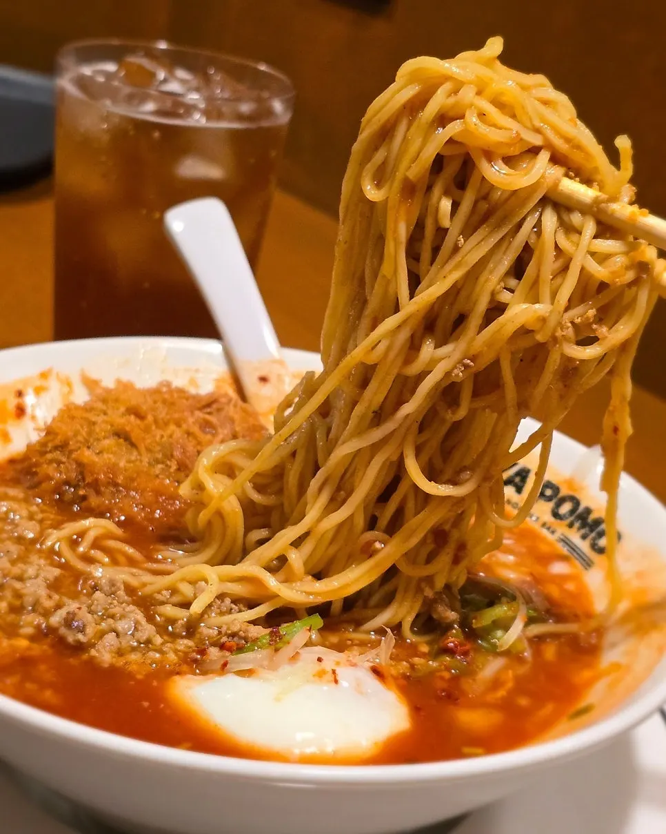 젓가락으로 들어올린 라멘 면
