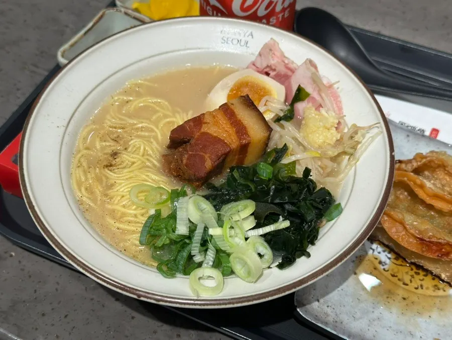세트로 변경한 동파육 차슈 라멘 구성