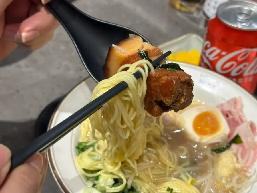 동파육 차슈라멘 면 들어 올린 모습