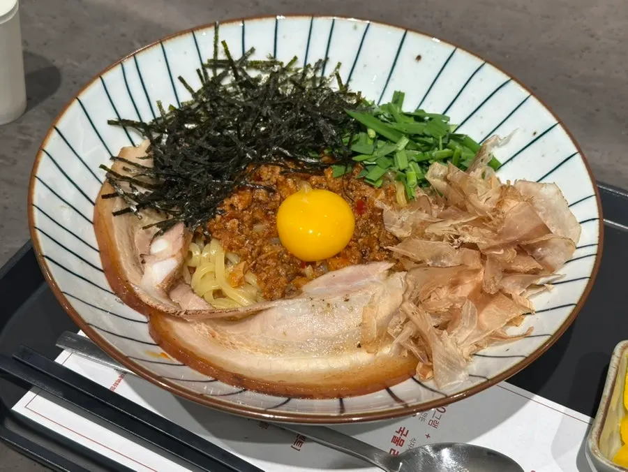 두툼한 통삼겹이 올라간 마제소바