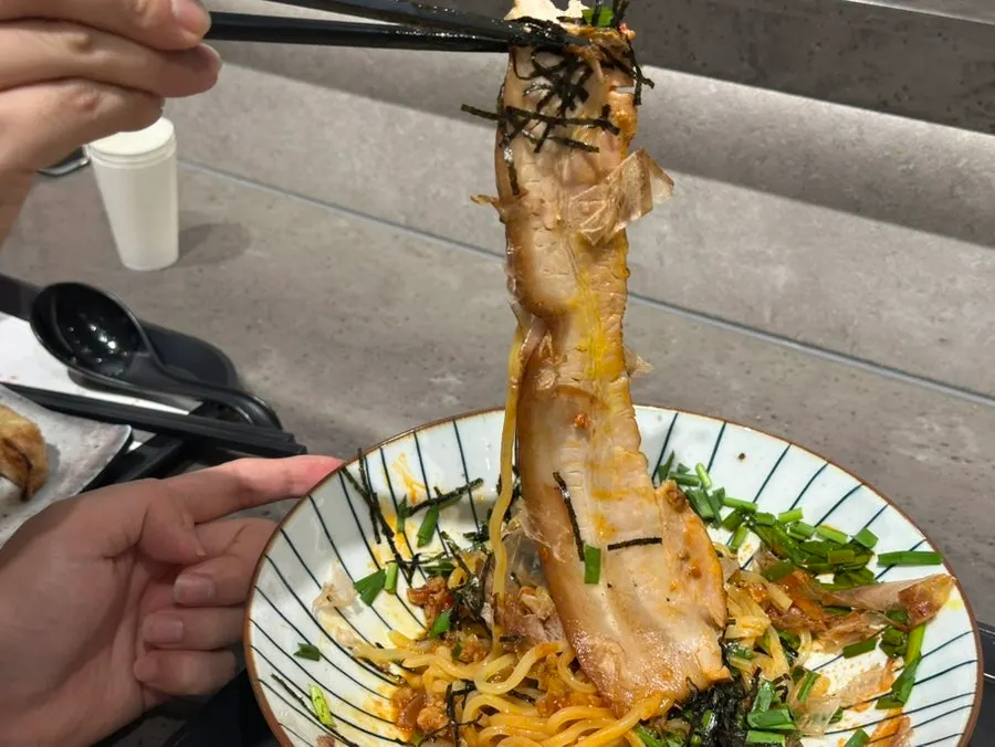 통삼겹이 그대로 들어간 마제소바 클로즈업