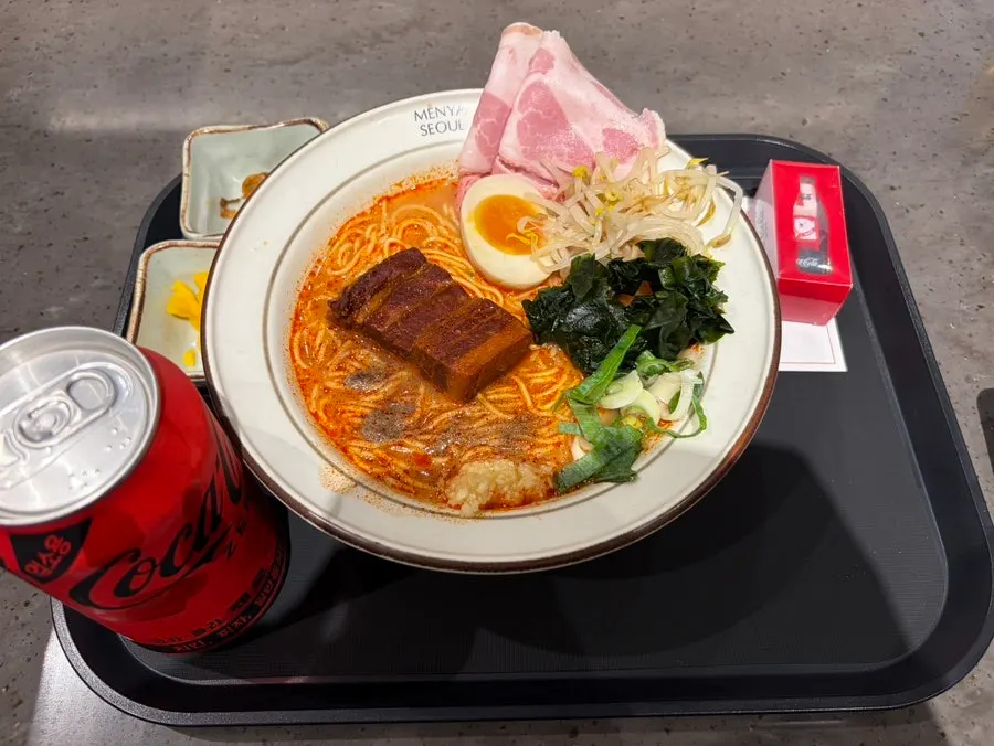 Food models displayed for each type of ramen