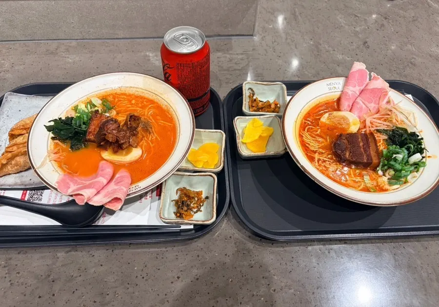 푸드코트 테이블에 놓인 라멘 두 그릇