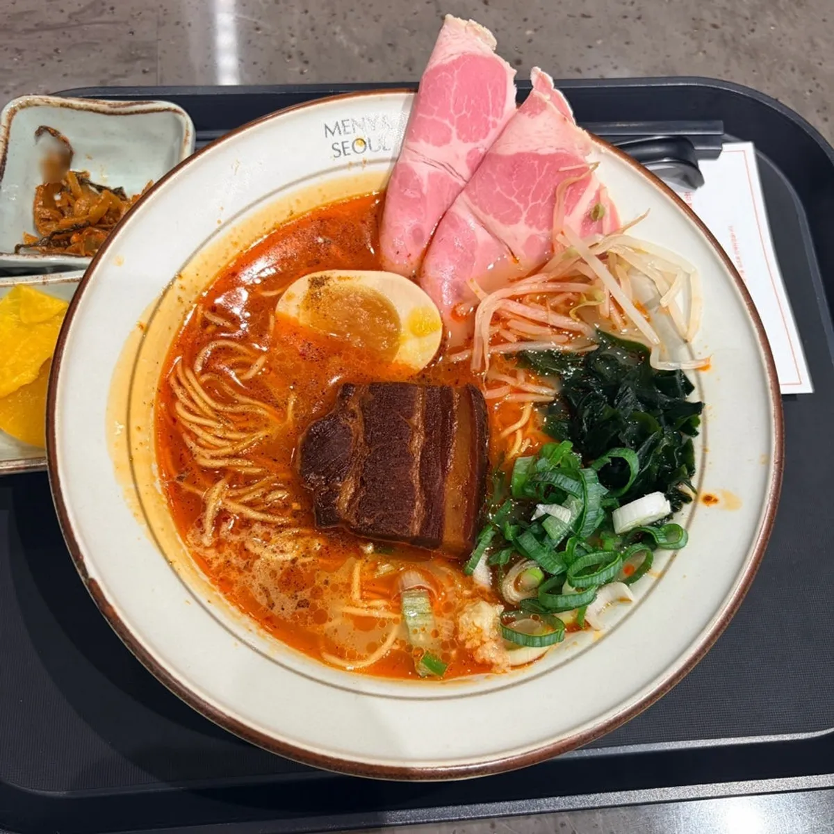 마라 국물 라멘 한 그릇 클로즈업