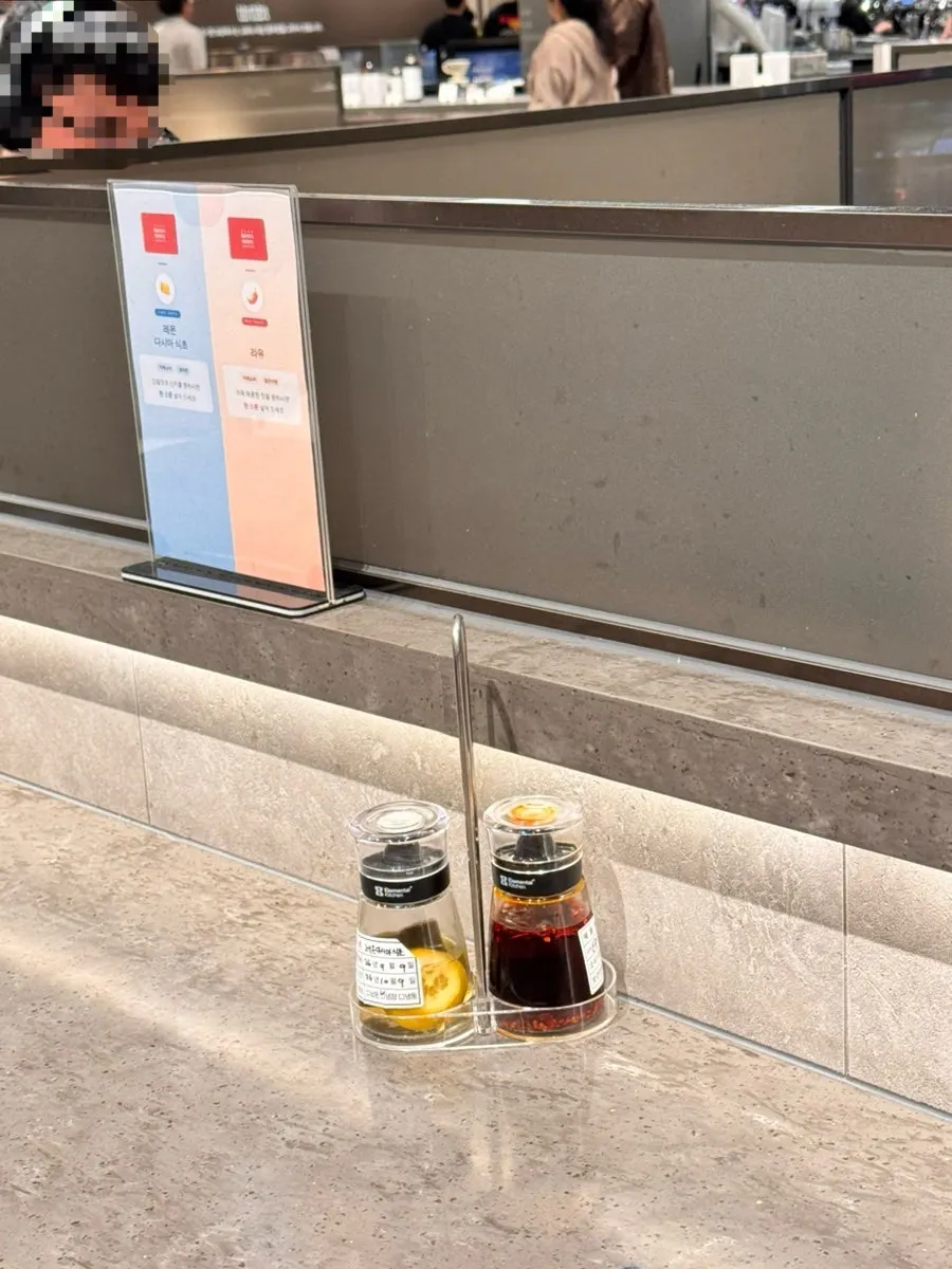 멘야서울 매장 좌석과 조리 공간