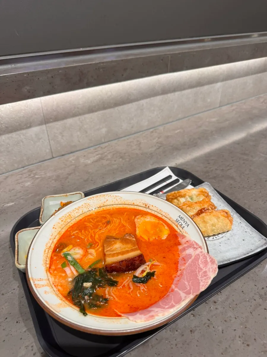 큼직한 동파육 차슈가 올라간 멘야서울 라멘