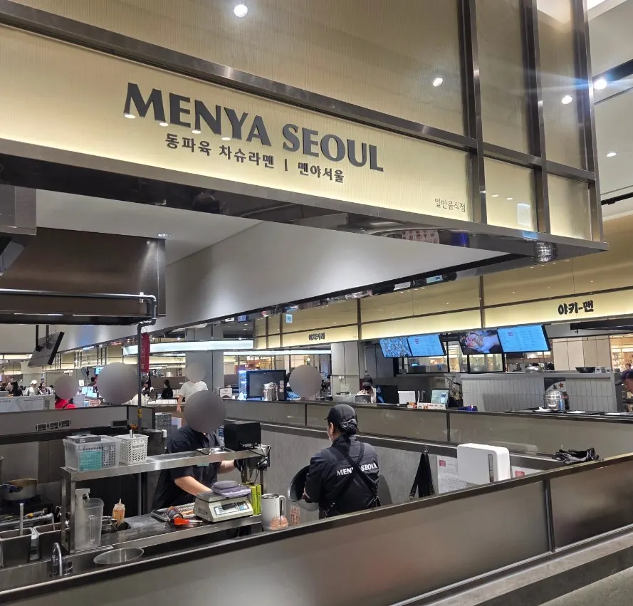 Open-format entrance of the Menya Seoul shop