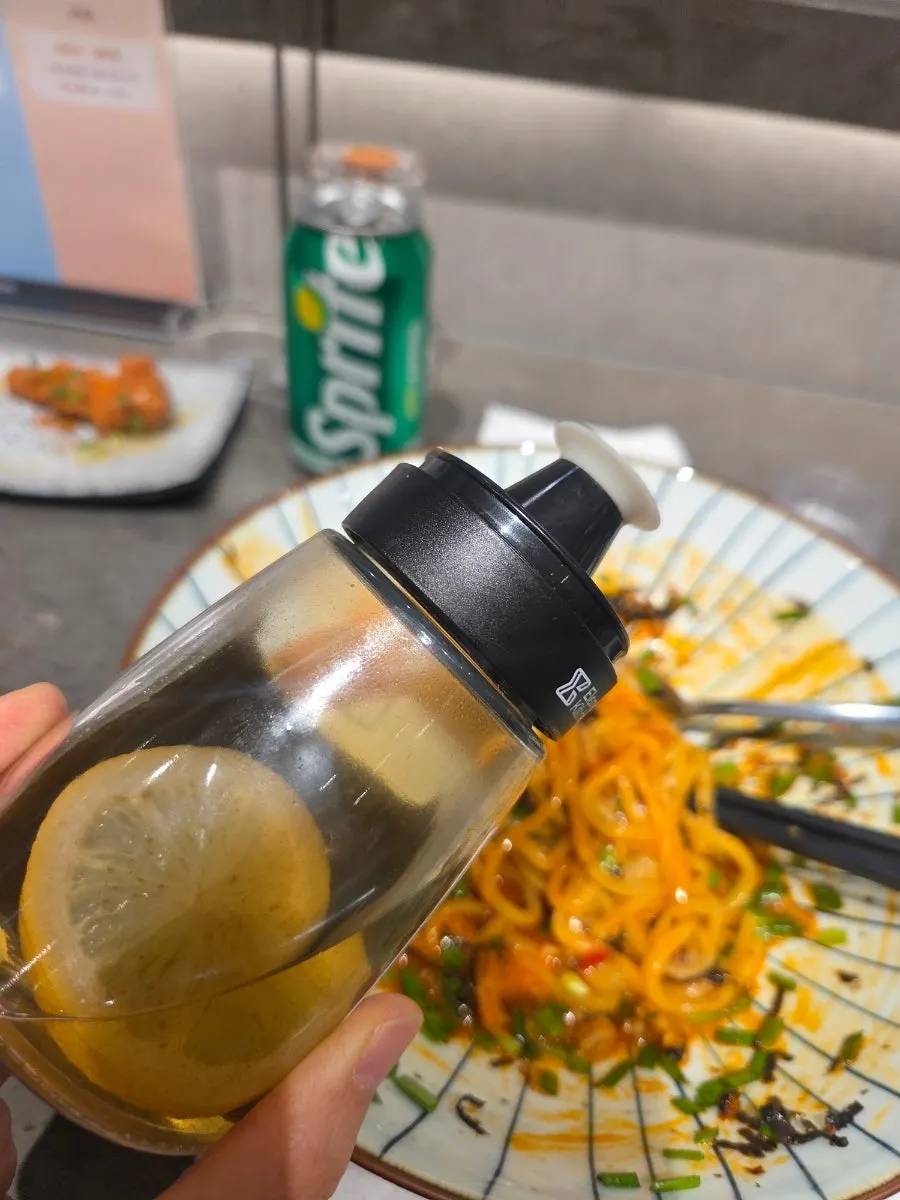 Adding lemon kelp vinegar to the mazesoba