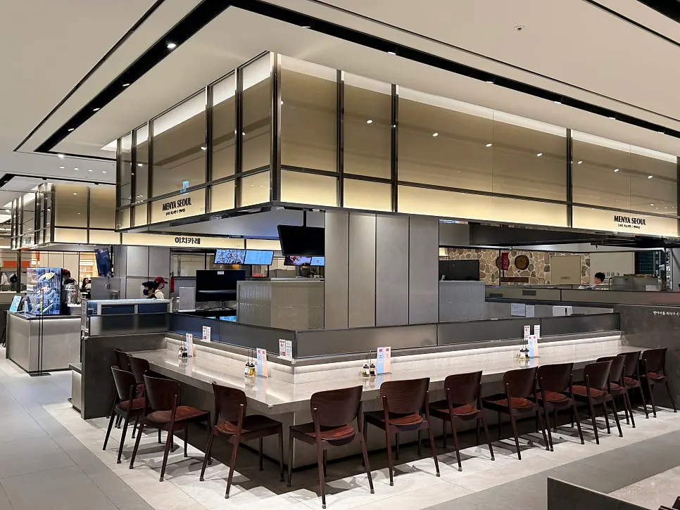 Menya Seoul exterior and lighting