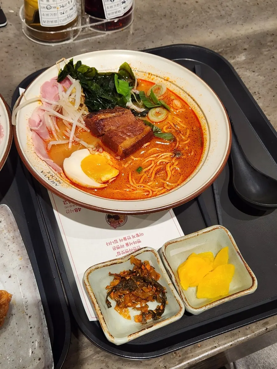 Red broth of the spicy dongpo pork ramen