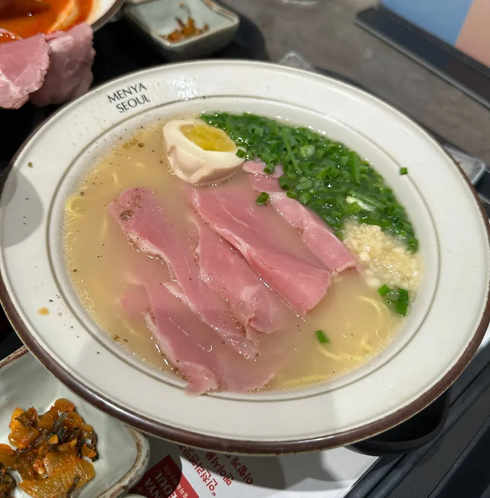 Jambon ramen topped with jambon, minced garlic, and soft-boiled egg