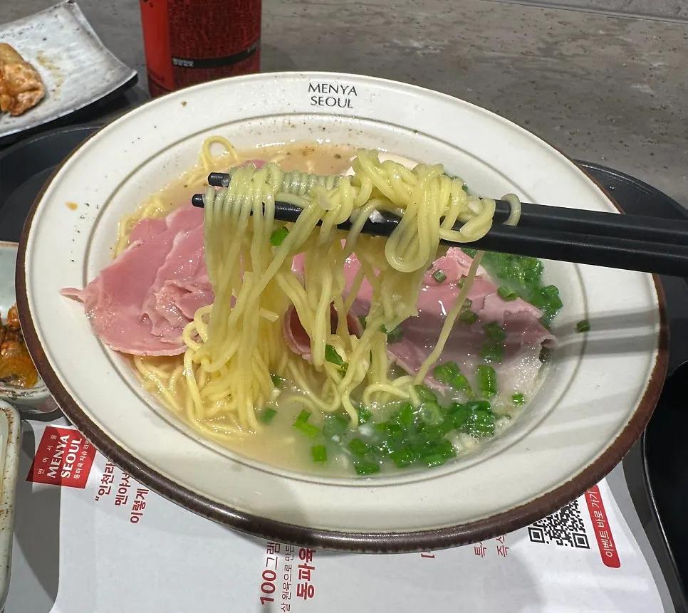 Lifting the noodles to show how well-cooked the jambon ramen noodles are