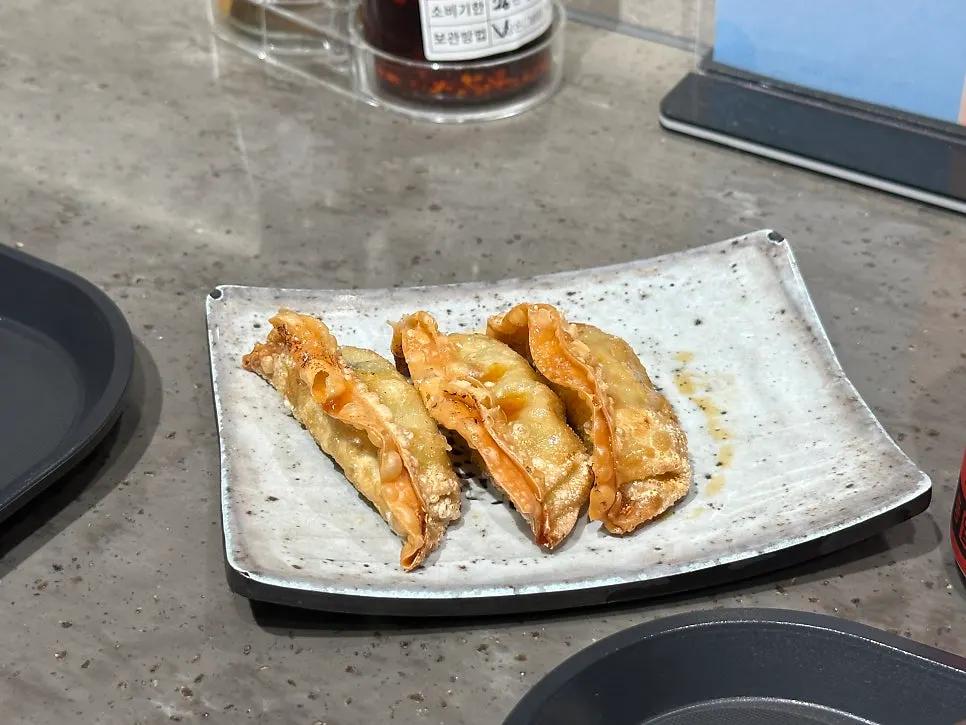 Set gyoza, 3 pieces, served with zero cola