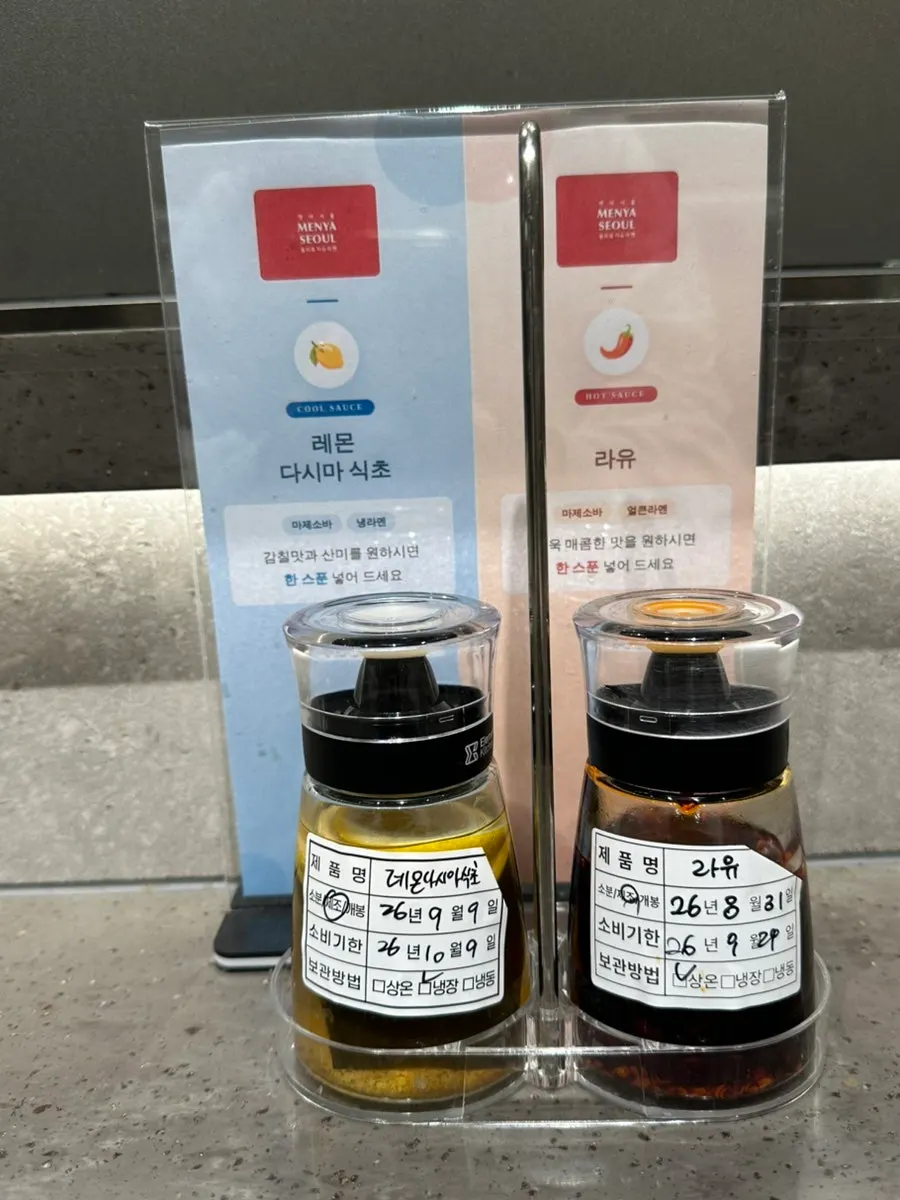 푸드코트 좌석과 통로 전경