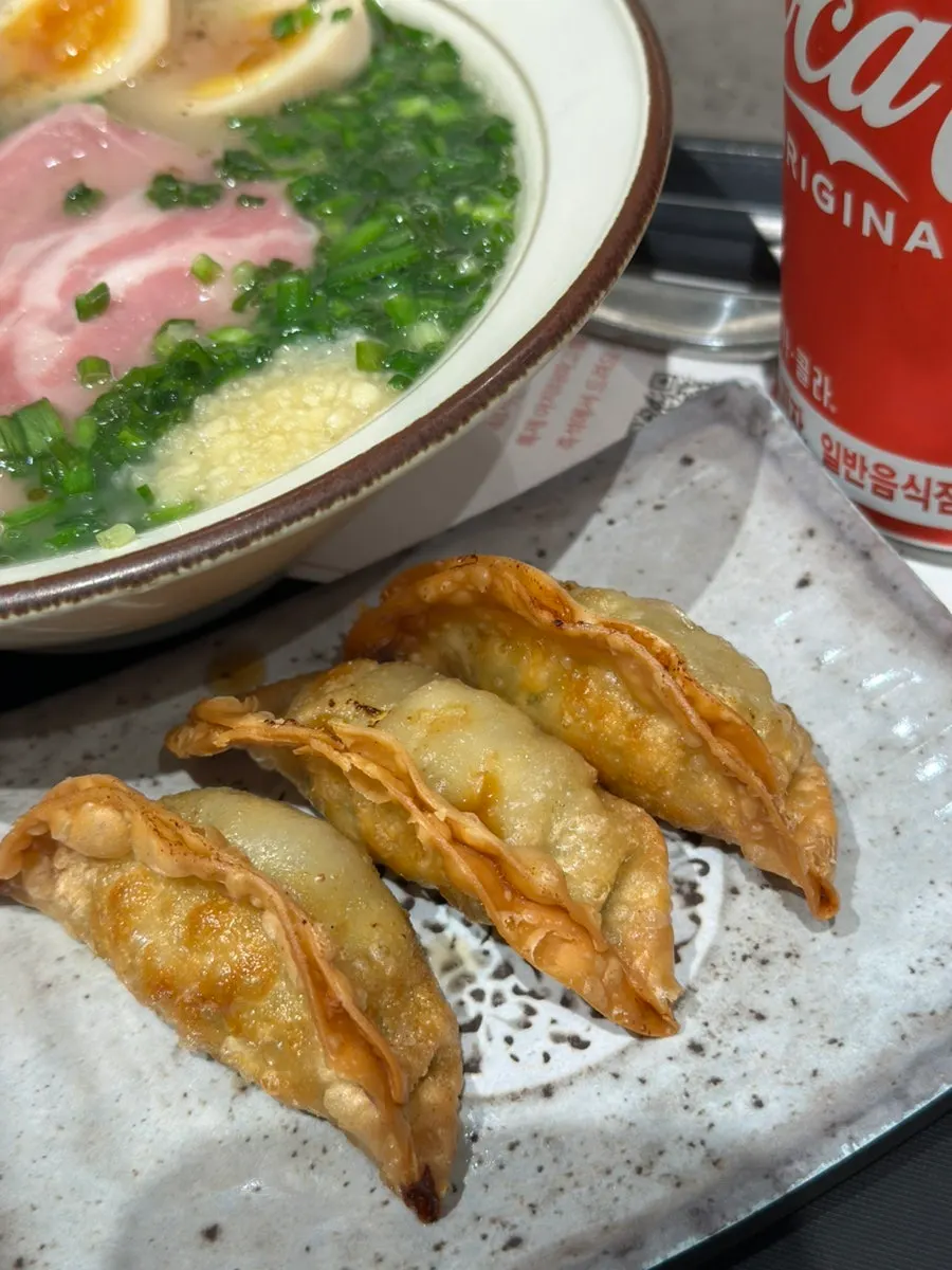 세트로 선택한 바싹교자 한 접시