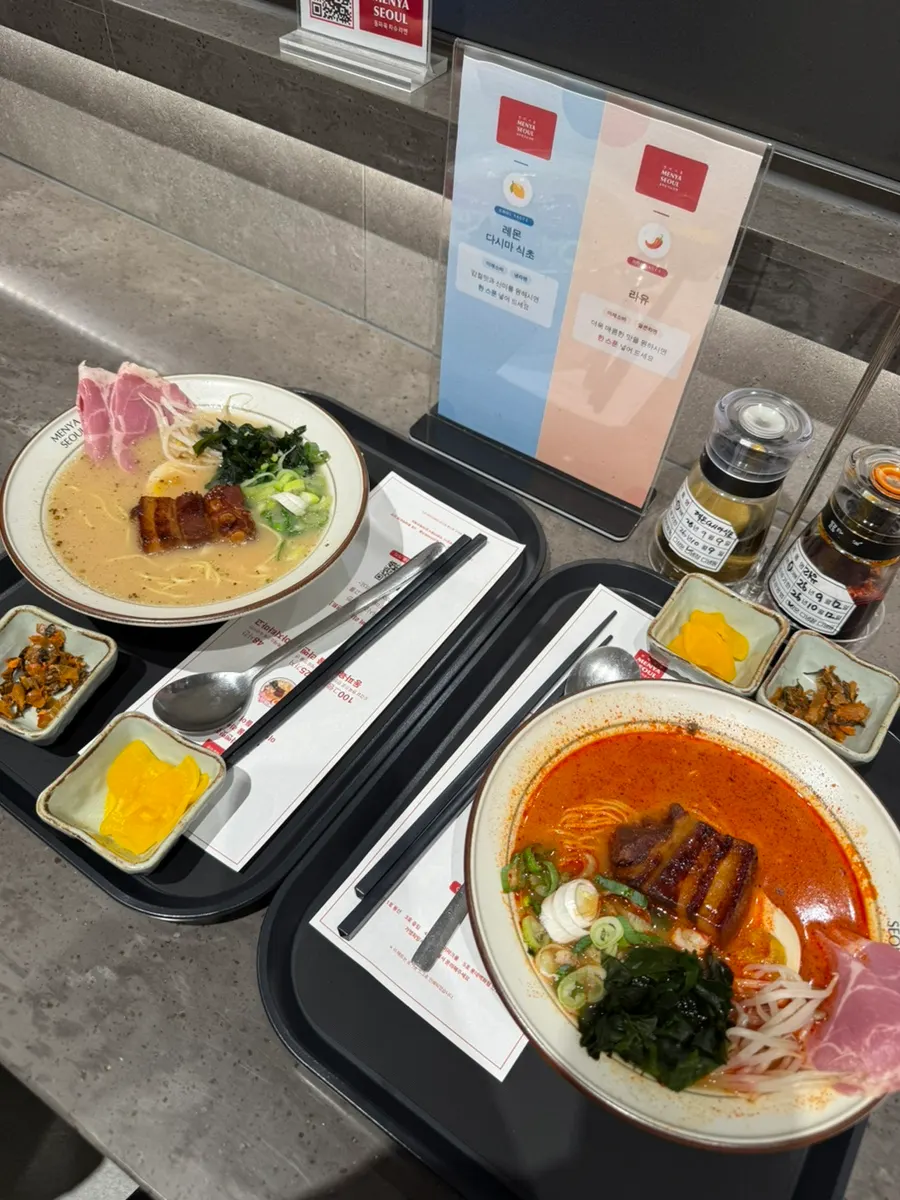 테이블에 세팅된 라멘 두 그릇