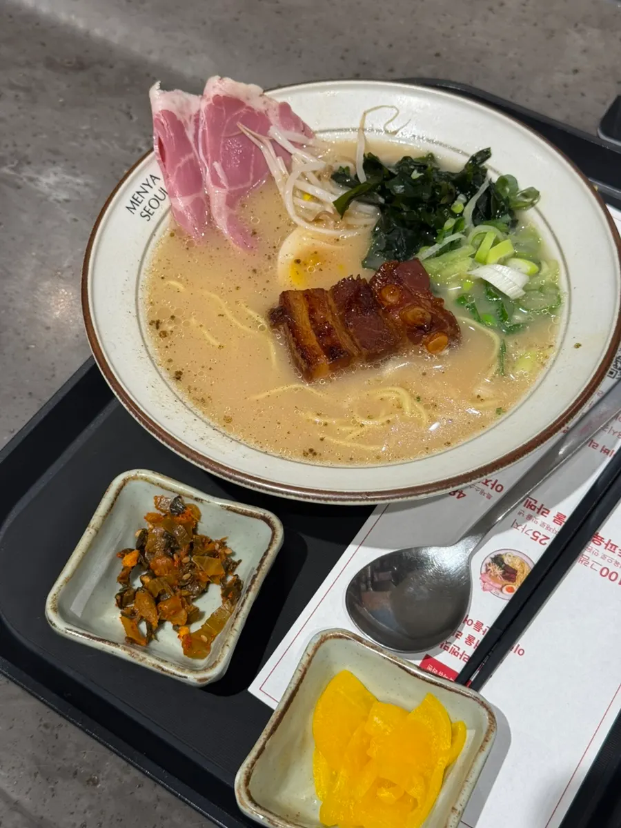 뽀얀 국물의 동파육 차슈 라멘 한 그릇