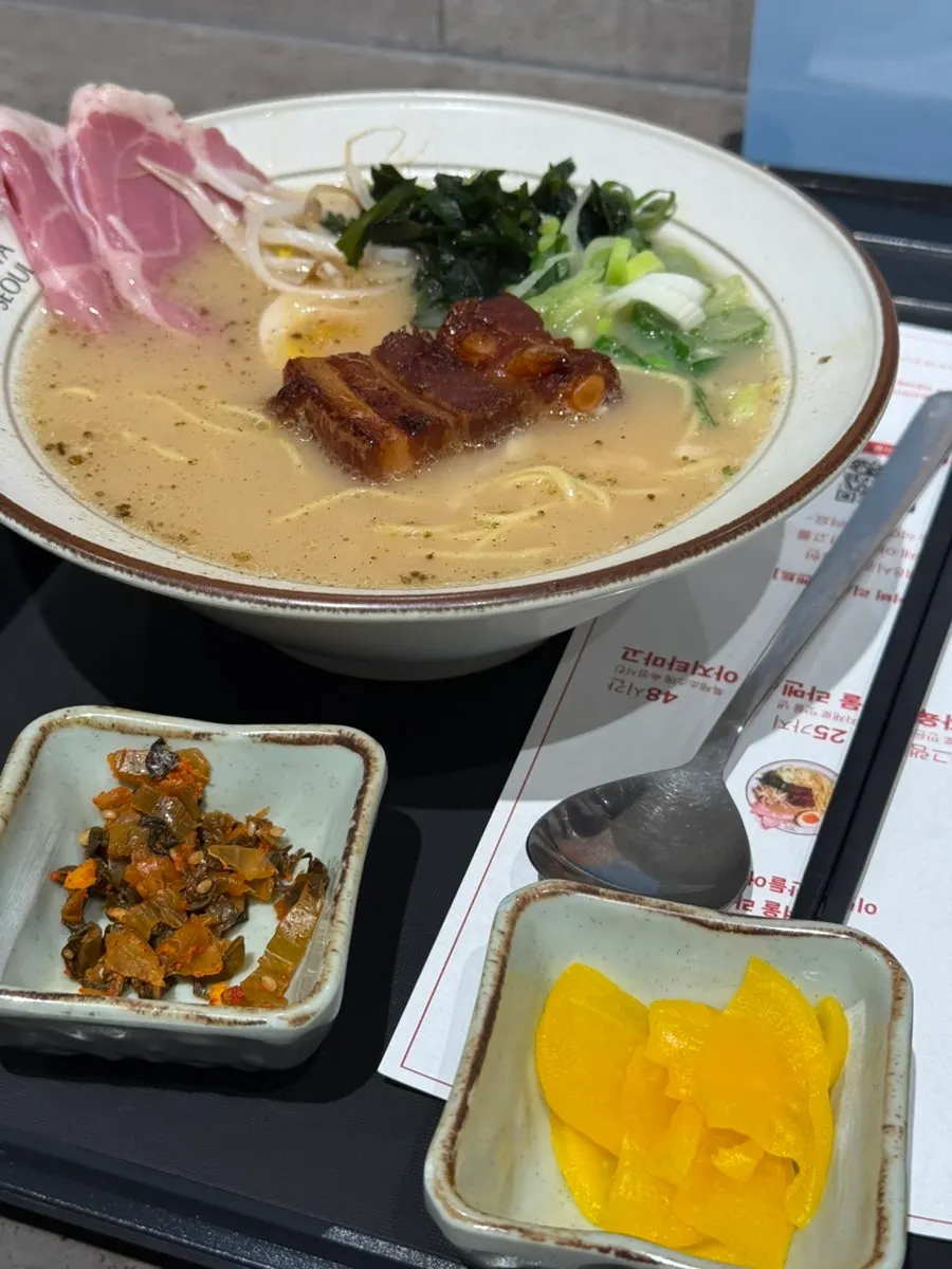 기본 찬으로 나온 단무지와 장아찌
