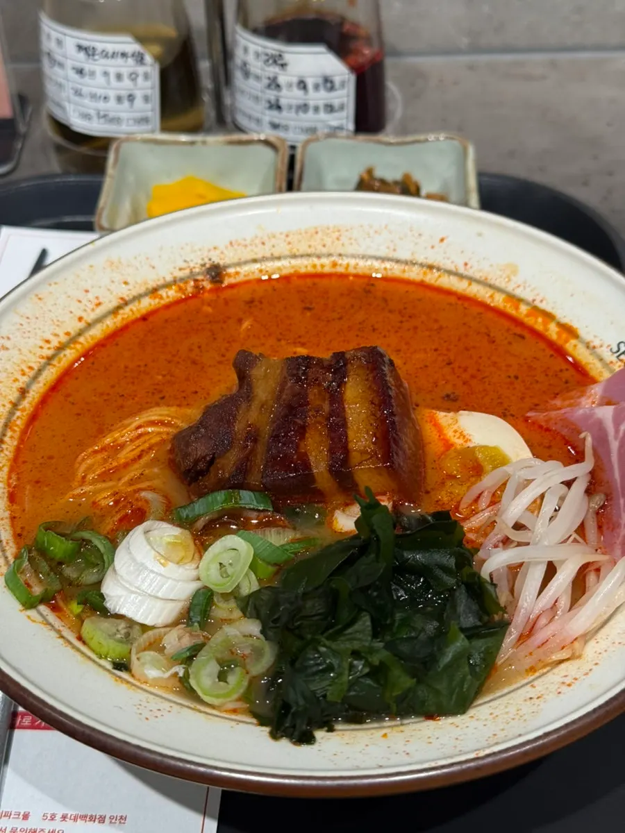 얼큰 라멘 위 동파육과 잠봉 차슈 토핑