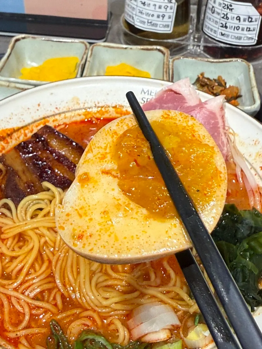젓가락으로 들어 올린 가는 면발