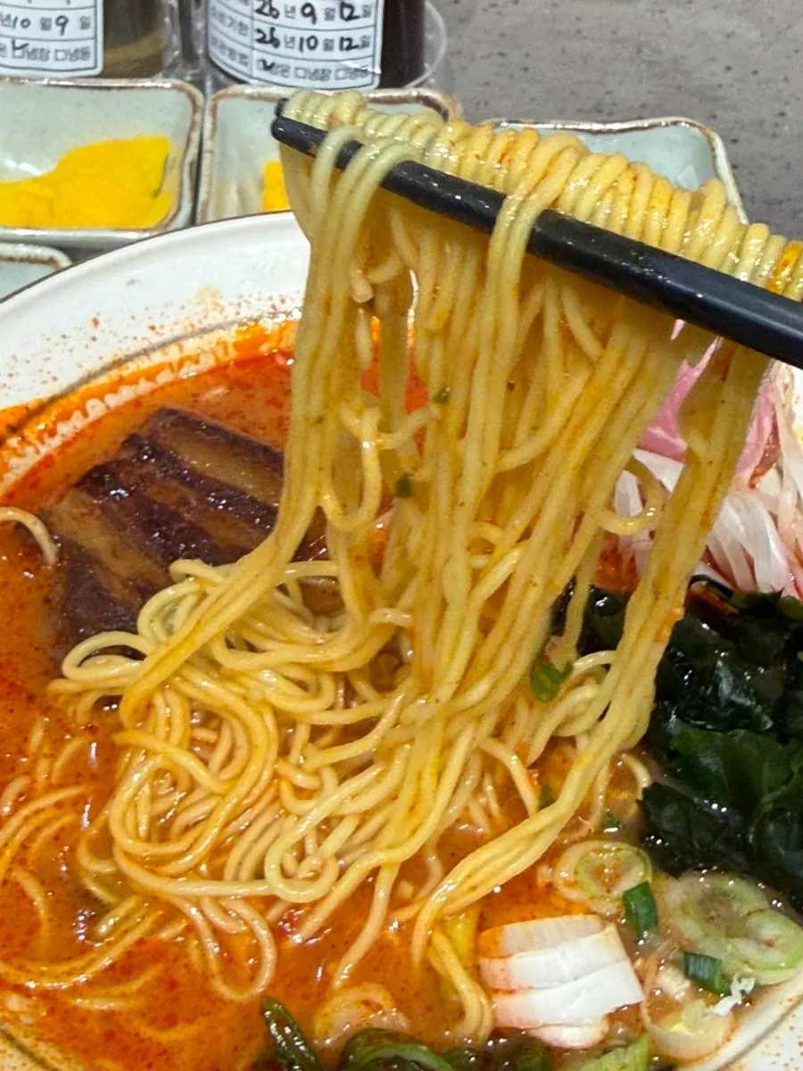 얼큰한 국물에 풀어 먹는 면과 동파육