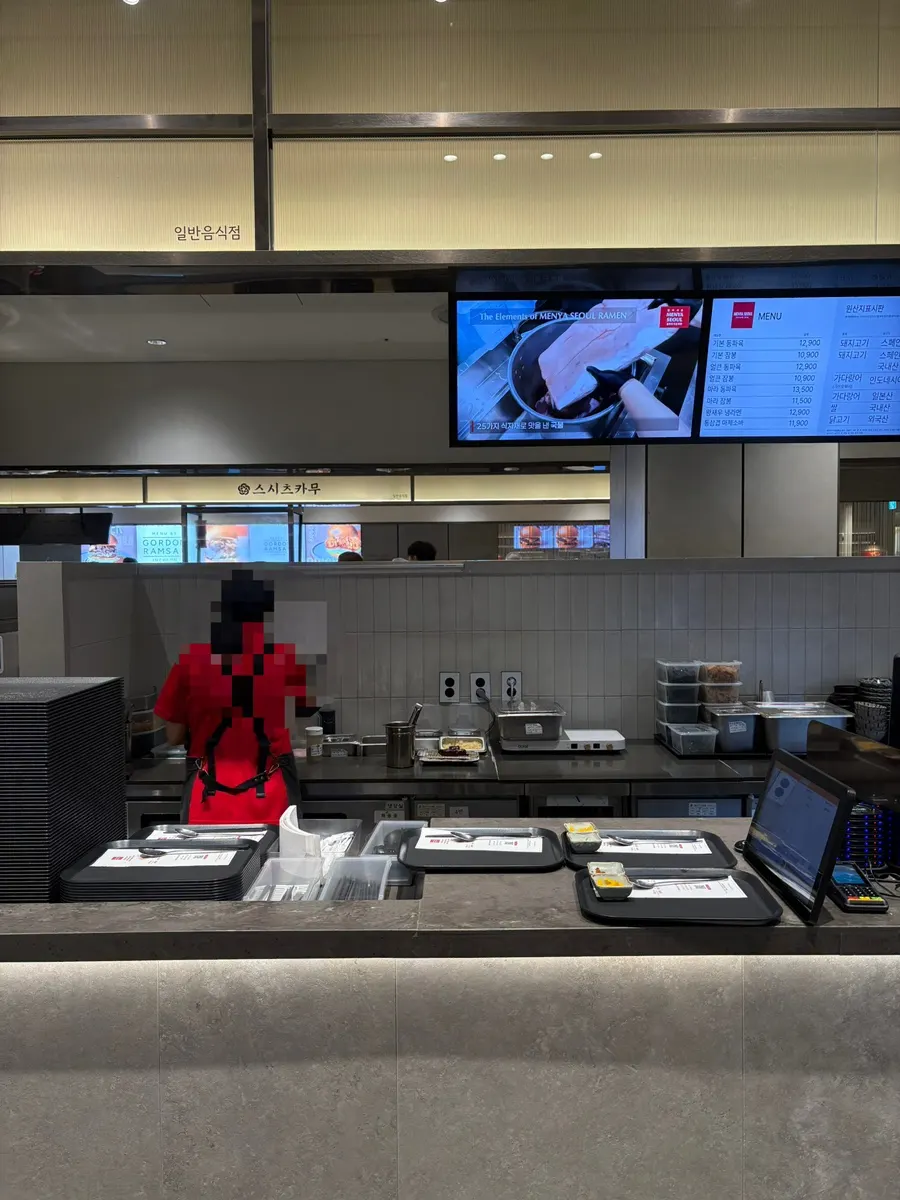 Entrance to Menya Seoul in the basement 1 of Lotte Department Store Incheon