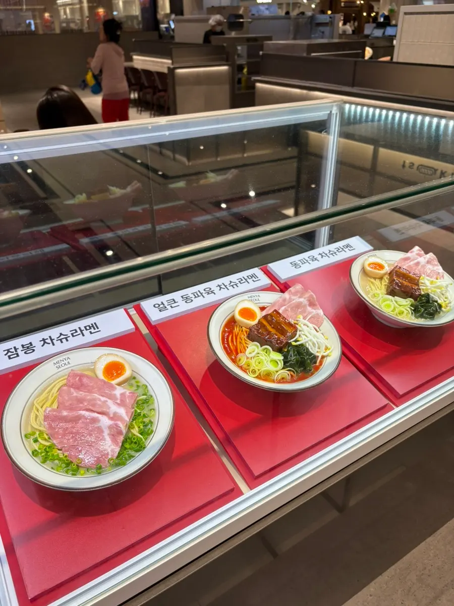 Menya Seoul seating with a Japanese restaurant atmosphere