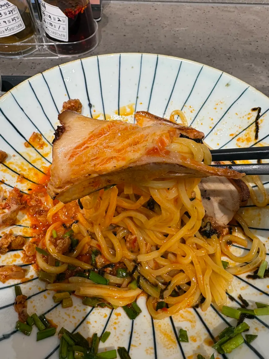 A chopstick full of sauce-coated mazesoba noodles