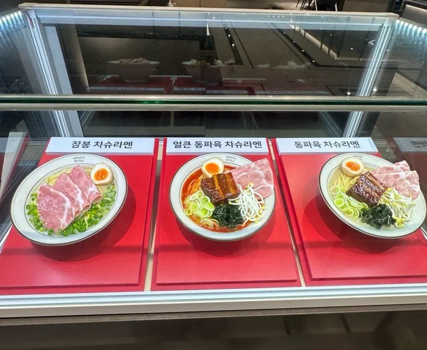 혼밥하기 좋은 푸드코트 바 테이블 자리