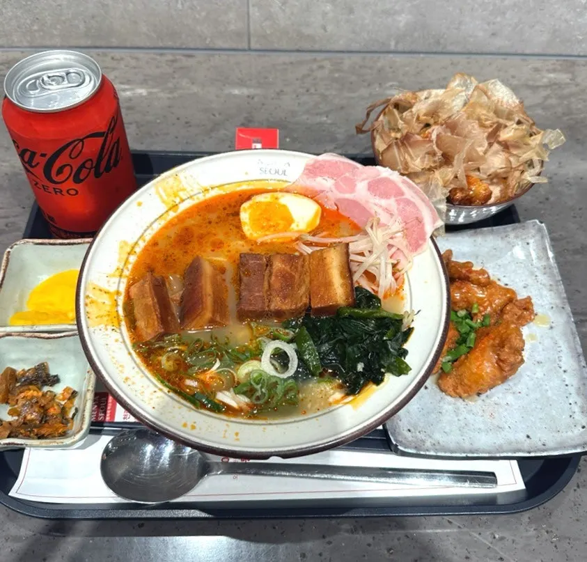 동파육과 잠봉이 올라간 마라 국물 라멘 한 그릇
