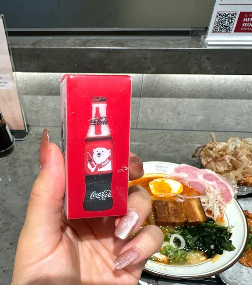 바 테이블에 차려진 혼밥 라멘 세트 구성