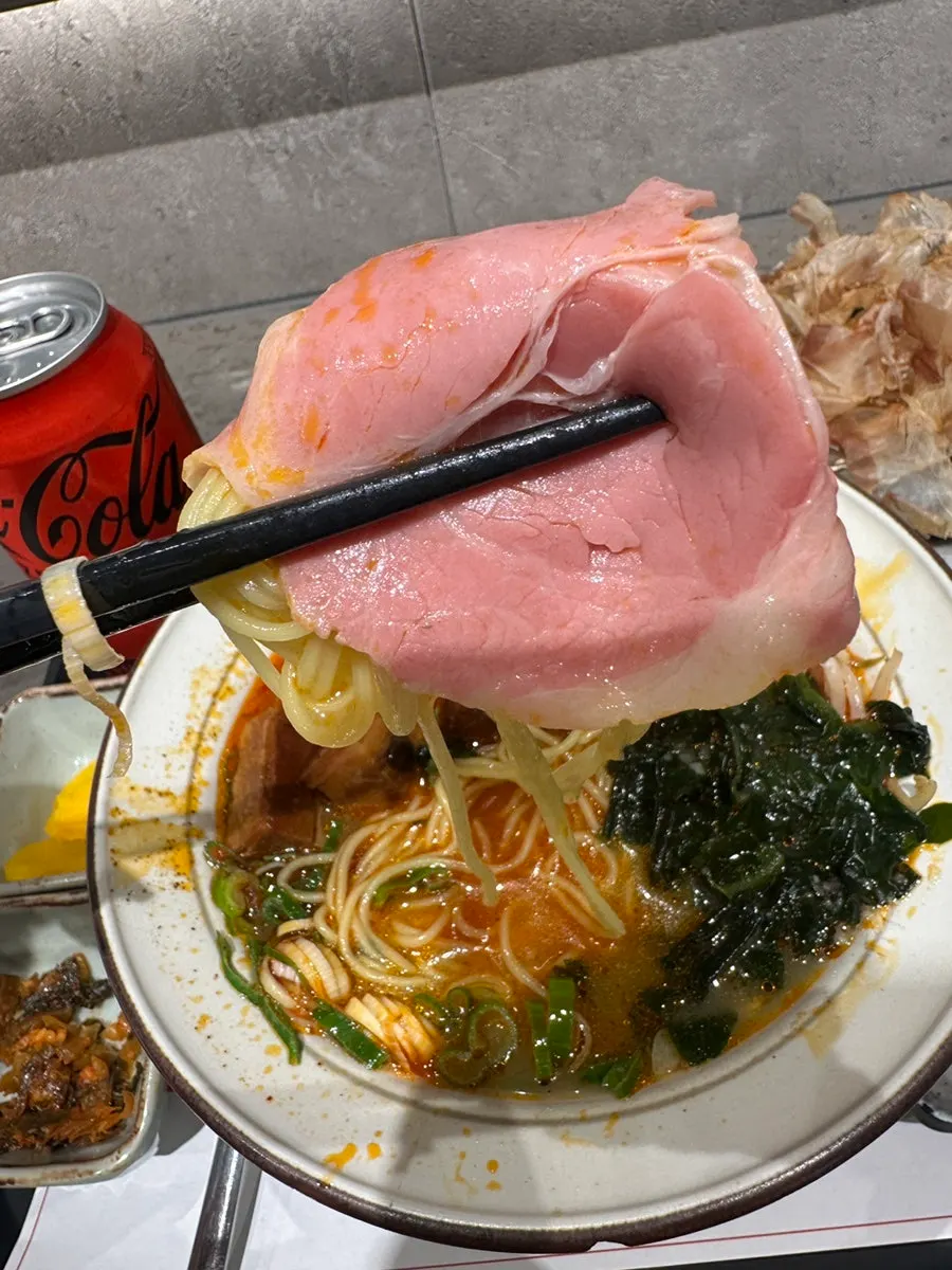마라 국물에 건져 올린 탱글한 라멘 면발
