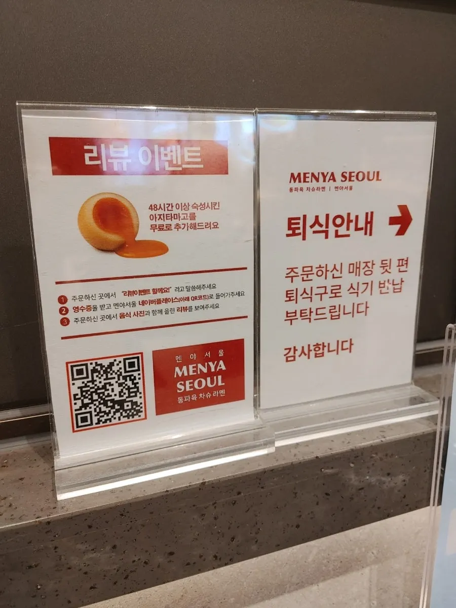 바 형태 좌석이 있는 깔끔한 매장 분위기
