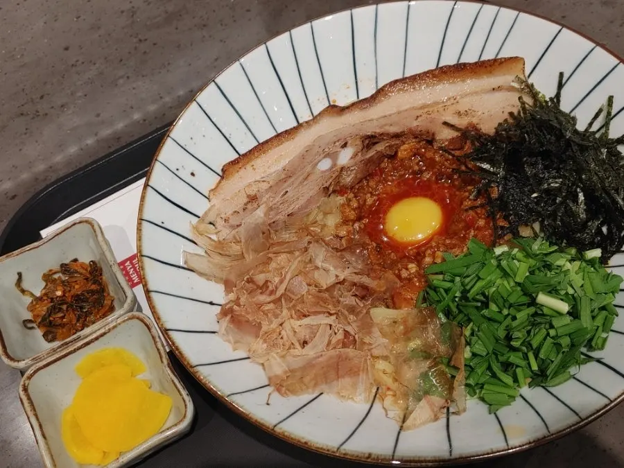 큼직한 통삼겹이 올라간 마제소바 비주얼