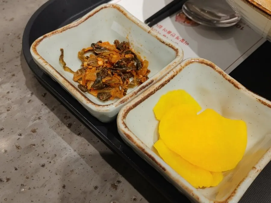 노른자를 터뜨려 비빈 통삼겹 마제소바