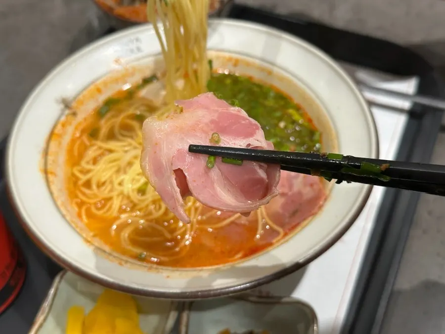 잠봉 햄이 올라간 얼큰 차슈라멘