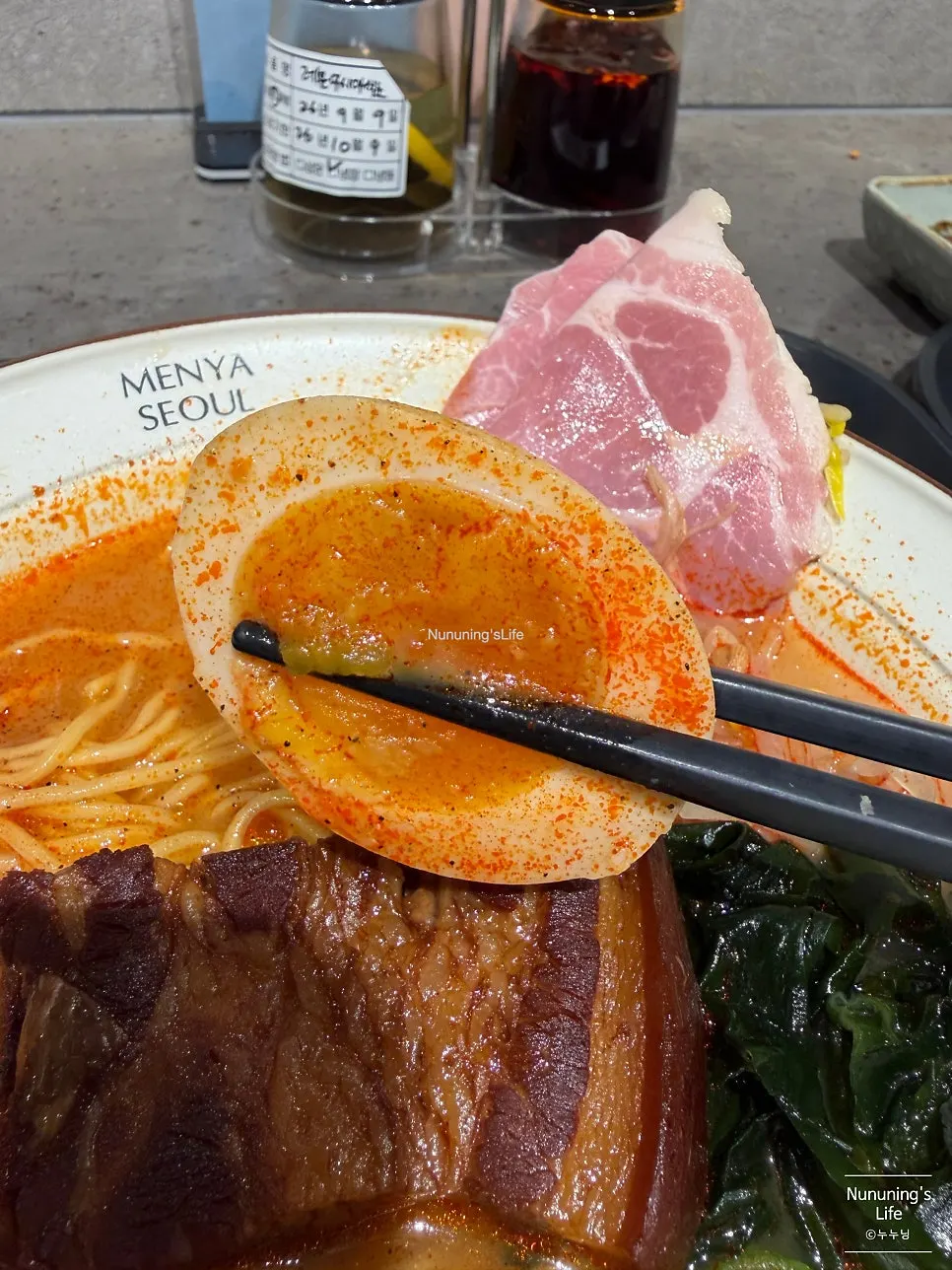 반숙달걀 반쪽이 들어간 라멘