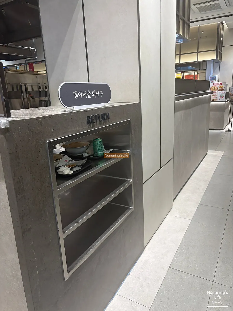 바 좌석과 매장 내부